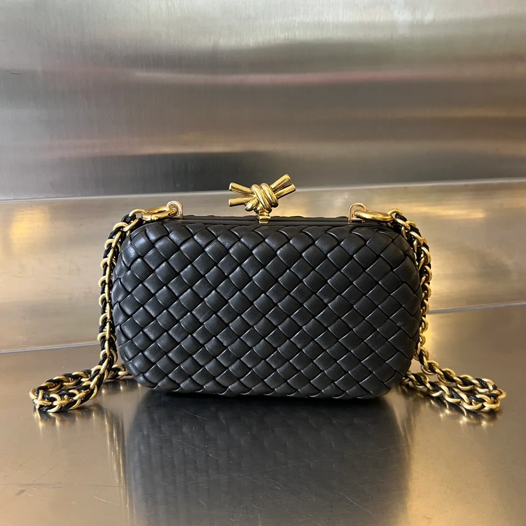 Batch 2260 BV Knot chain evening bag 🎈776662 Iconic woven texture with metal knot buckle, noble and elegant, soft and comfortable texture of sheepskin, detachable metal chain, super high-end hand/cross-body, simple and beautiful, overall more fashionable and high-end. The knot design is small and exquisite, low-key without logo, no floral decorations, elegant and generous, holding it in the hand can add an elegant and gentle temperament to women It combines elegance and elegance, size: 19x11.5x5
